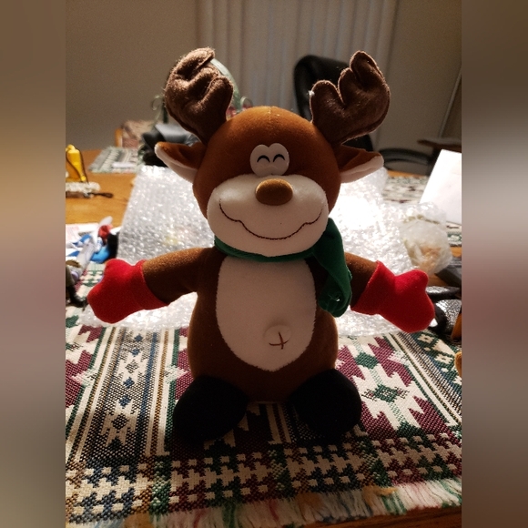 Christmas Singing  Reindeer - Picture 7 of 10